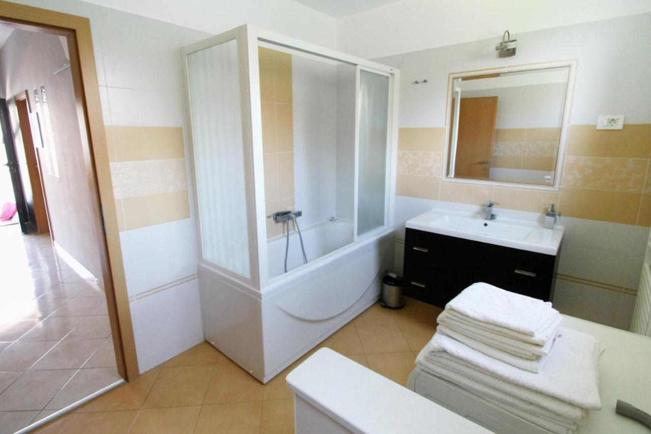 Apartments With A Parking Space Umag - 7666 Bagian luar foto