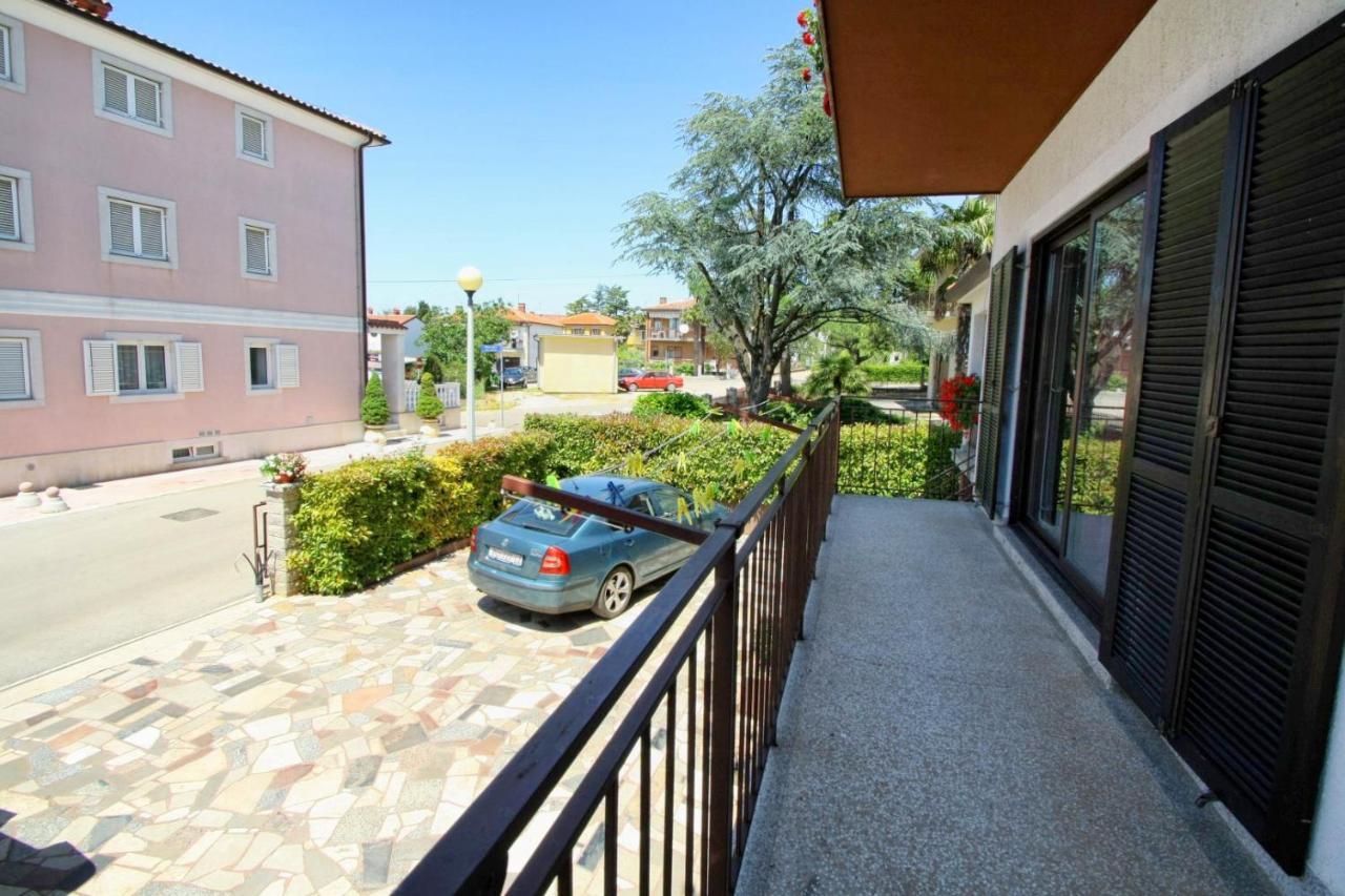 Apartments With A Parking Space Umag - 7666 Bagian luar foto