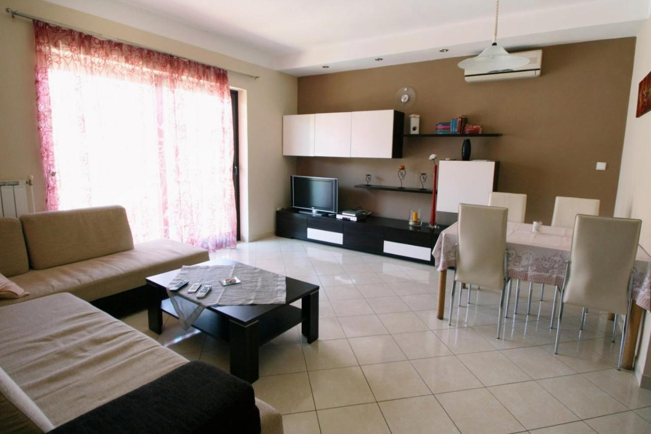 Apartments With A Parking Space Umag - 7666 Bagian luar foto