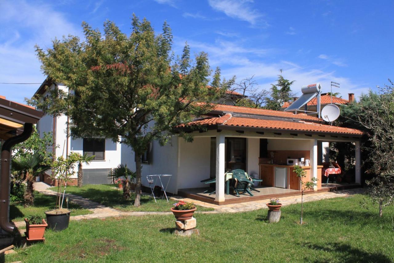 Apartments With A Parking Space Umag - 7666 Bagian luar foto