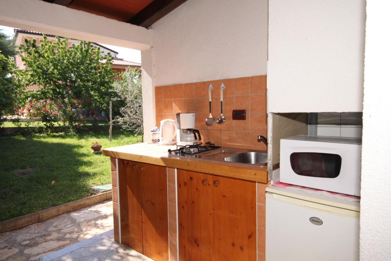 Apartments With A Parking Space Umag - 7666 Bagian luar foto