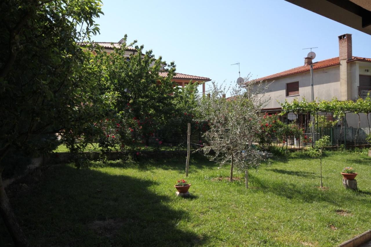 Apartments With A Parking Space Umag - 7666 Bagian luar foto